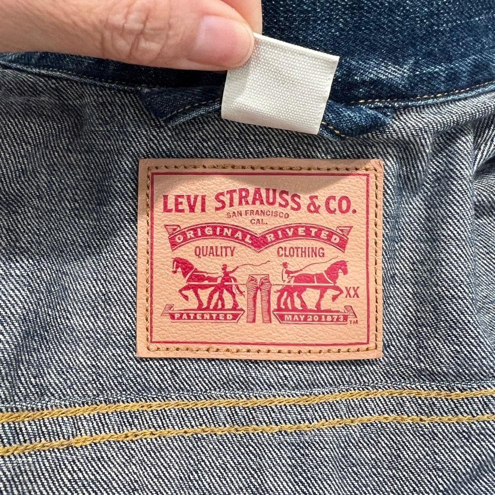 Levi’s Cropped Jean Denim Vest - Picture 9 of 9